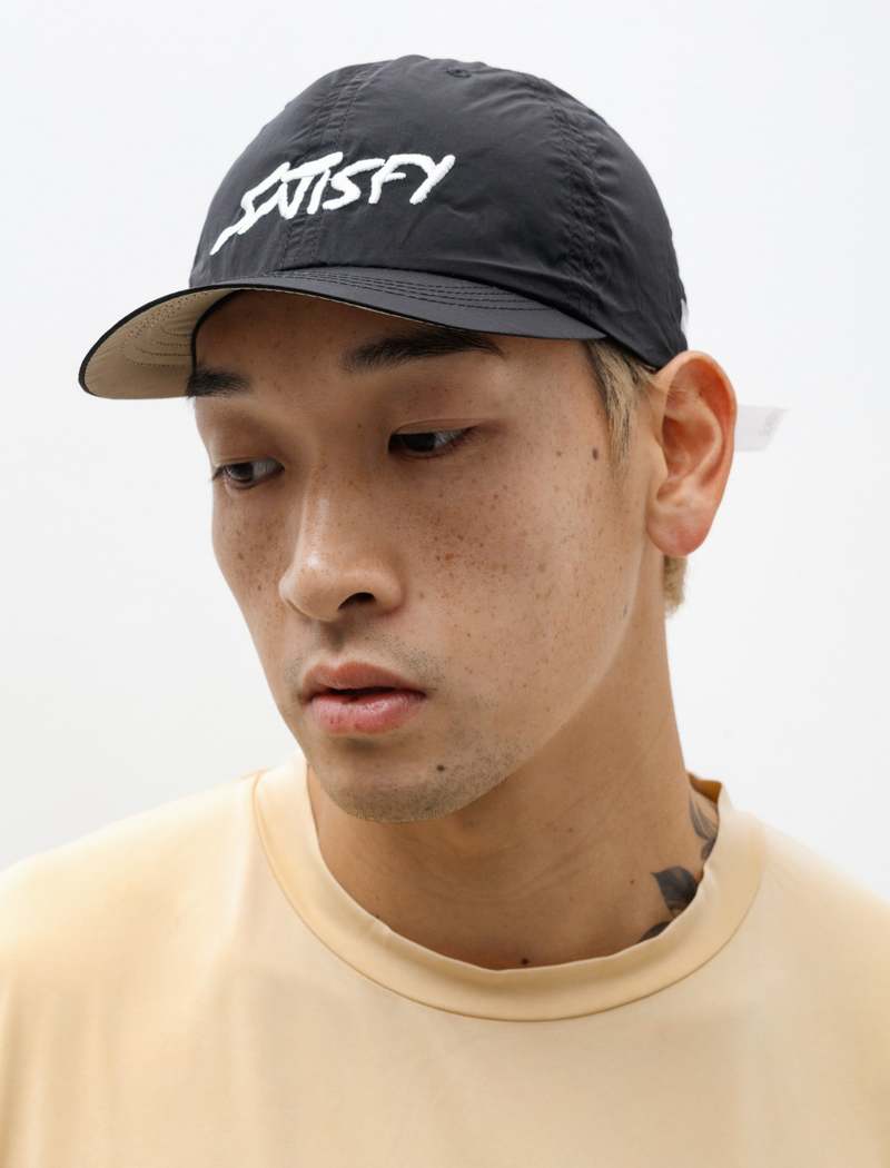 Satisfy FliteSilk Running Cap ブラック Caps Satisfy FliteSilk Running Cap Black | Footshop