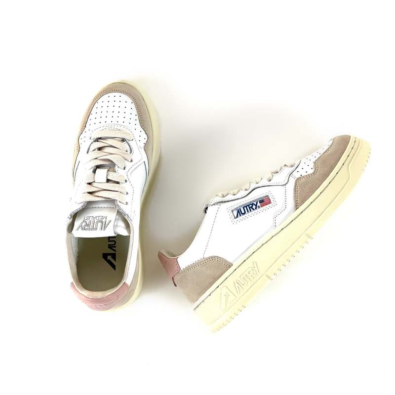 【関税&送料込】Autry Medalist Sneakers In White Powder Leat Autry Medalist Low Sneakers In White And Powder Leather And