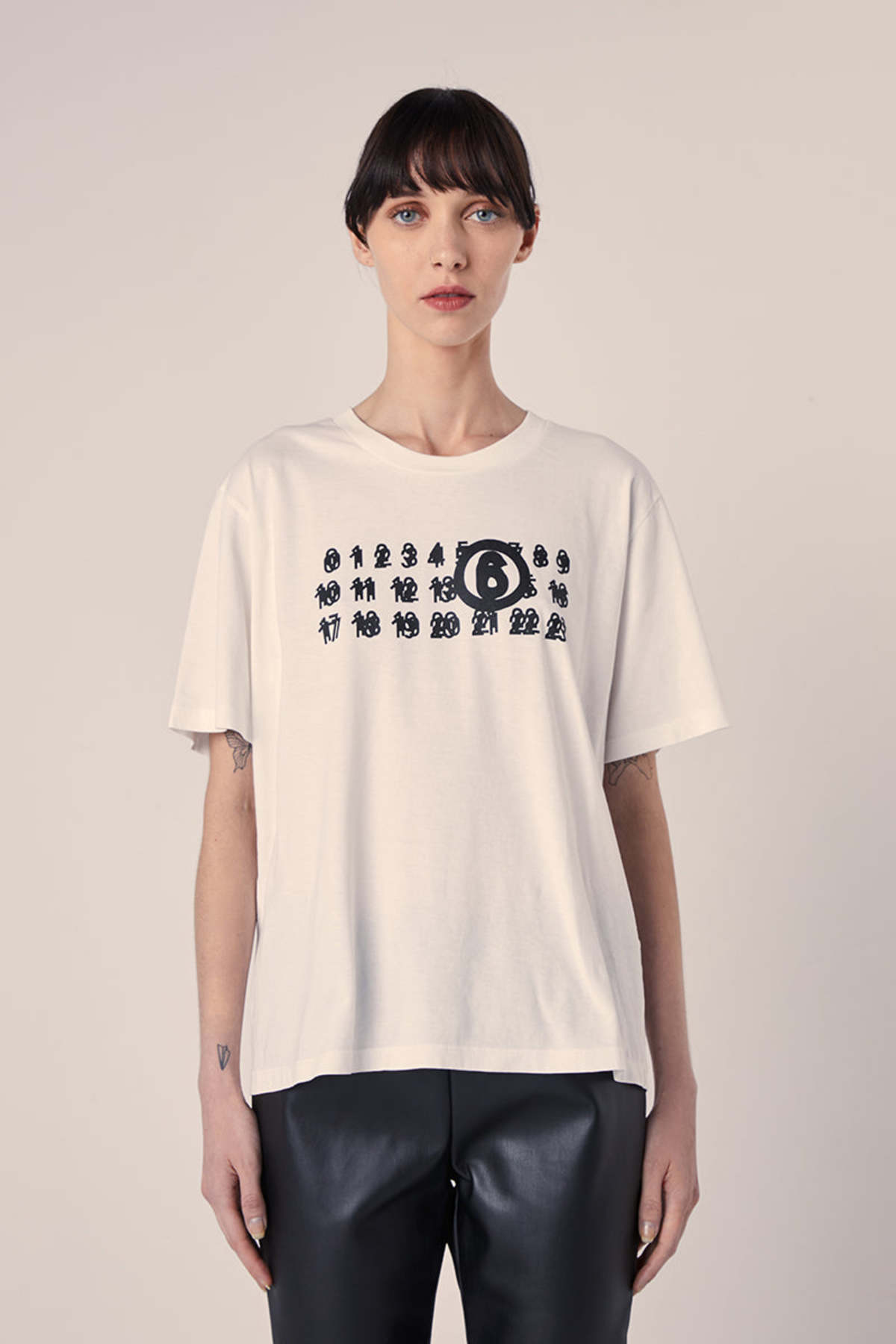NUMERIC SIGNATURE MM6 Tシャツ White Numeric Signature T-shirt by MM6 Maison Margiela on Sale