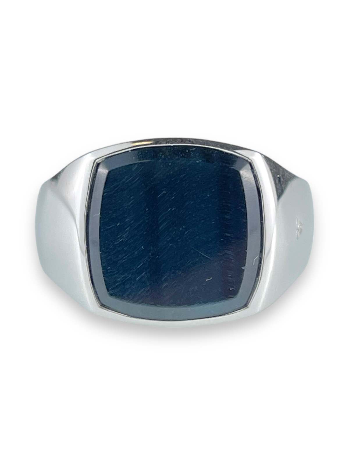 Tom-Wood-CUSHION-BLUE-HAWK-EYE