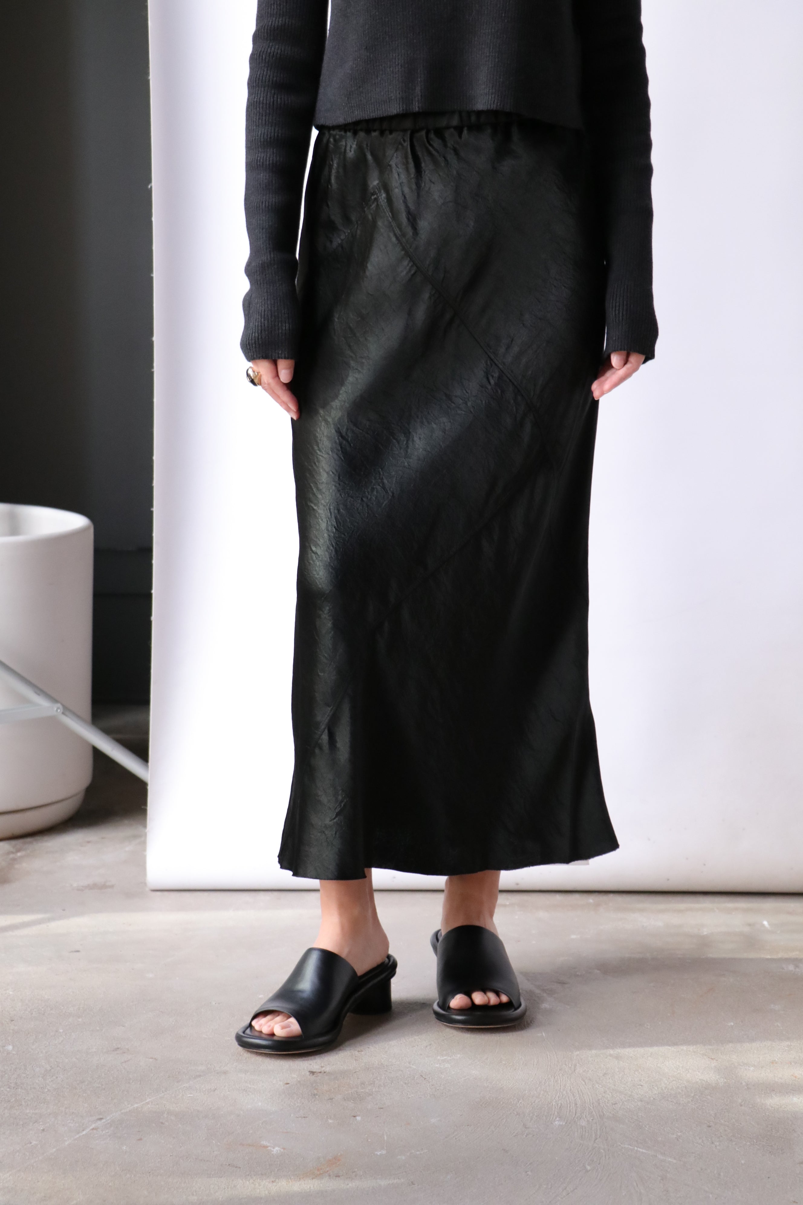 新作LUSTER SYNTHETIC LEATHER SKIRT