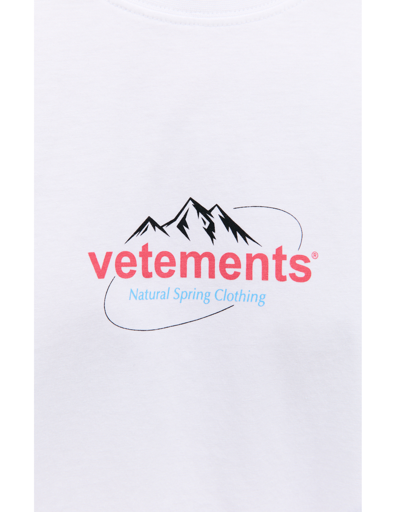 【関税込み】VETEMENTS ホワイト Spring Water Tシャツ White Spring Water T-Shirt by VETEMENTS on Sale