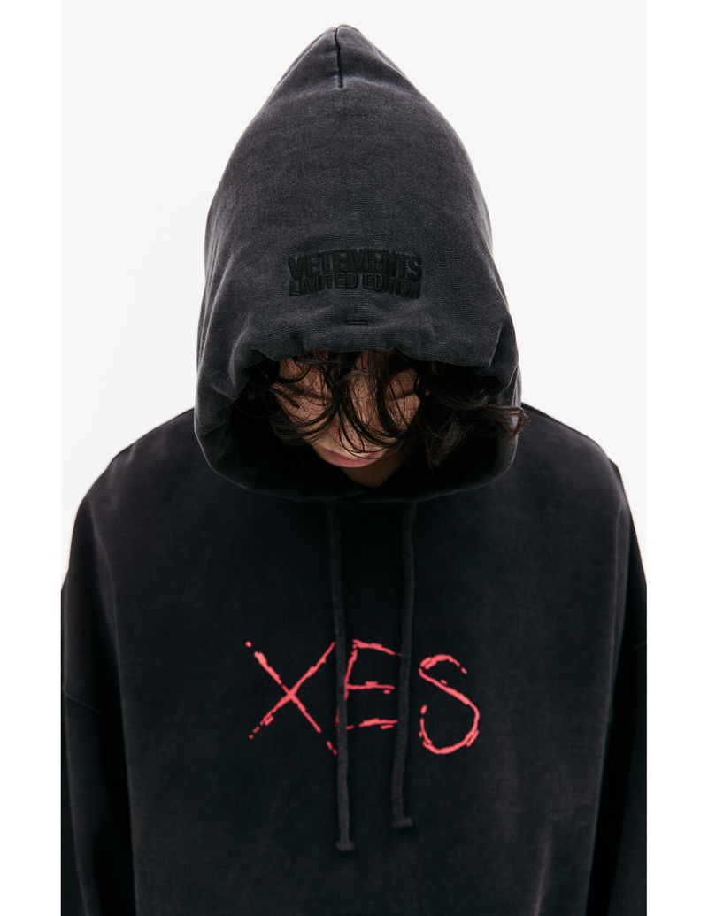 トップス vetements hoodie Vetements Men's Sticker Logo Zip Hoody in Black Vetements