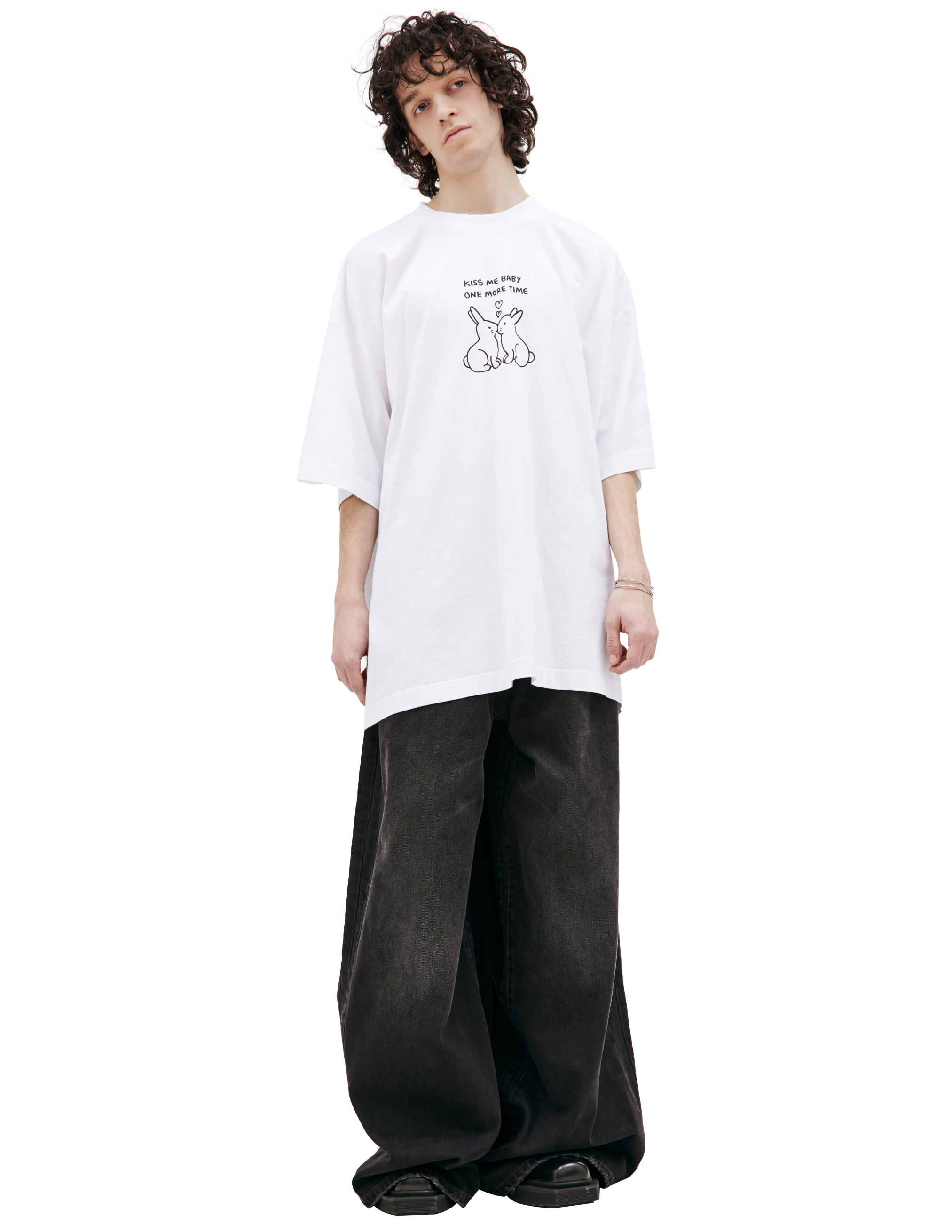 人気★関税込【VETEMENTS】Kissing BunniesTシャツ Buy VETEMENTS men white kissing bunnies printed t-shirt for