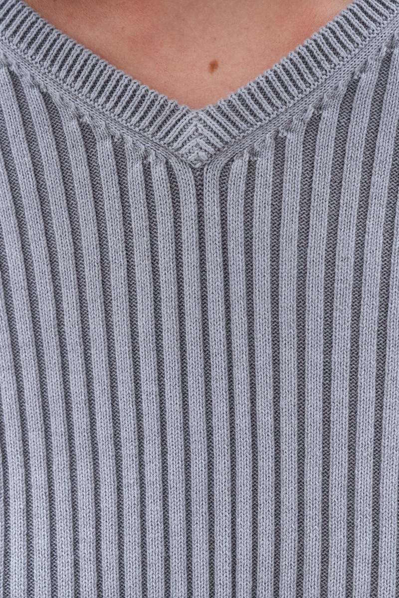 【関税込み】Filippa K グレー Andrew セーター Filippa K Rib V-Neck Sweater - Stone Grey | Garmentory