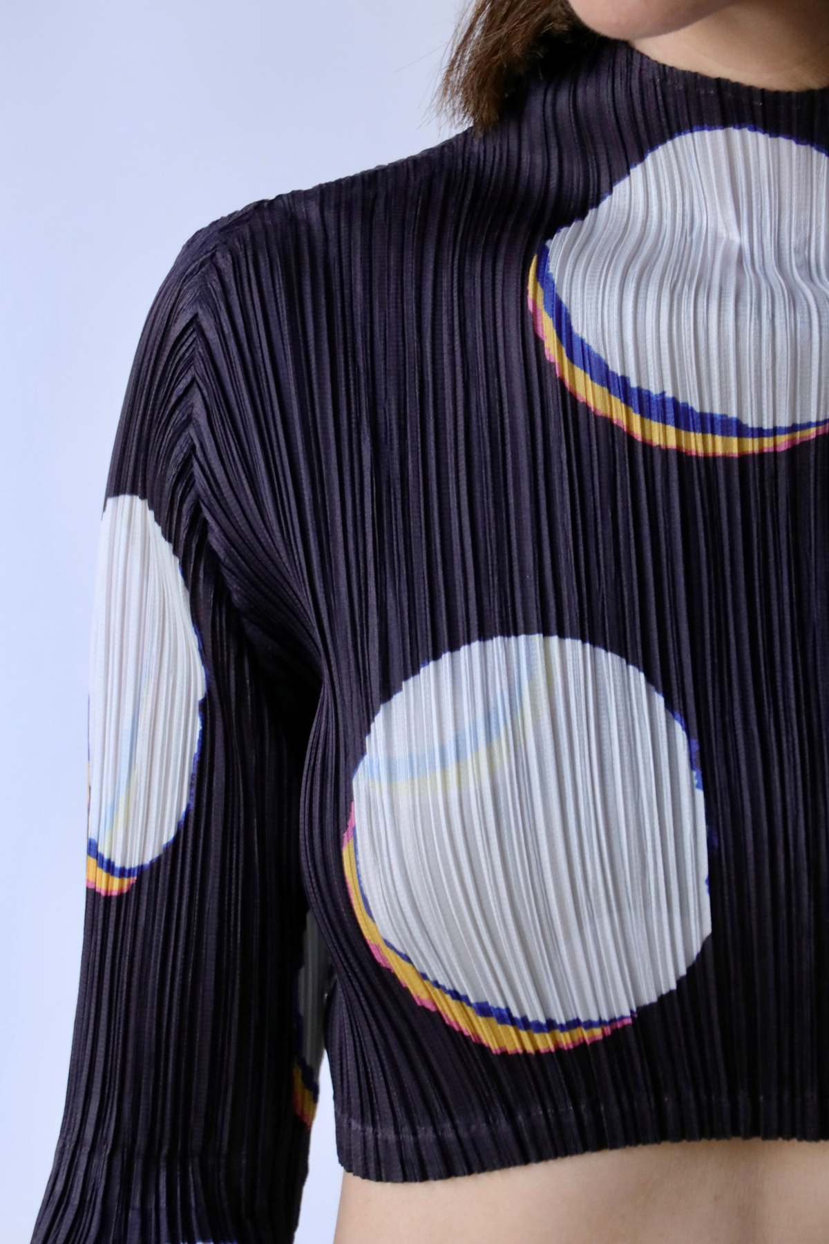 希少PLEATS PLEASE ISSEY BEAN DOTS ショートトップス Issey Miyake Pleats Please Bean Dots - White | Garmentory