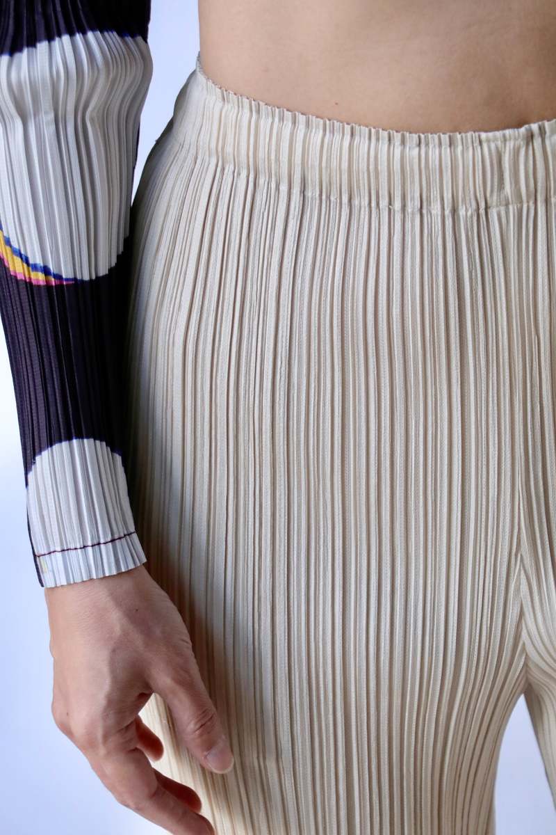 実物写真追加！美品！PLEATS PLEASE / 2024 MAY Pleats Please Front Slitted Gray Long Skirt – Front General