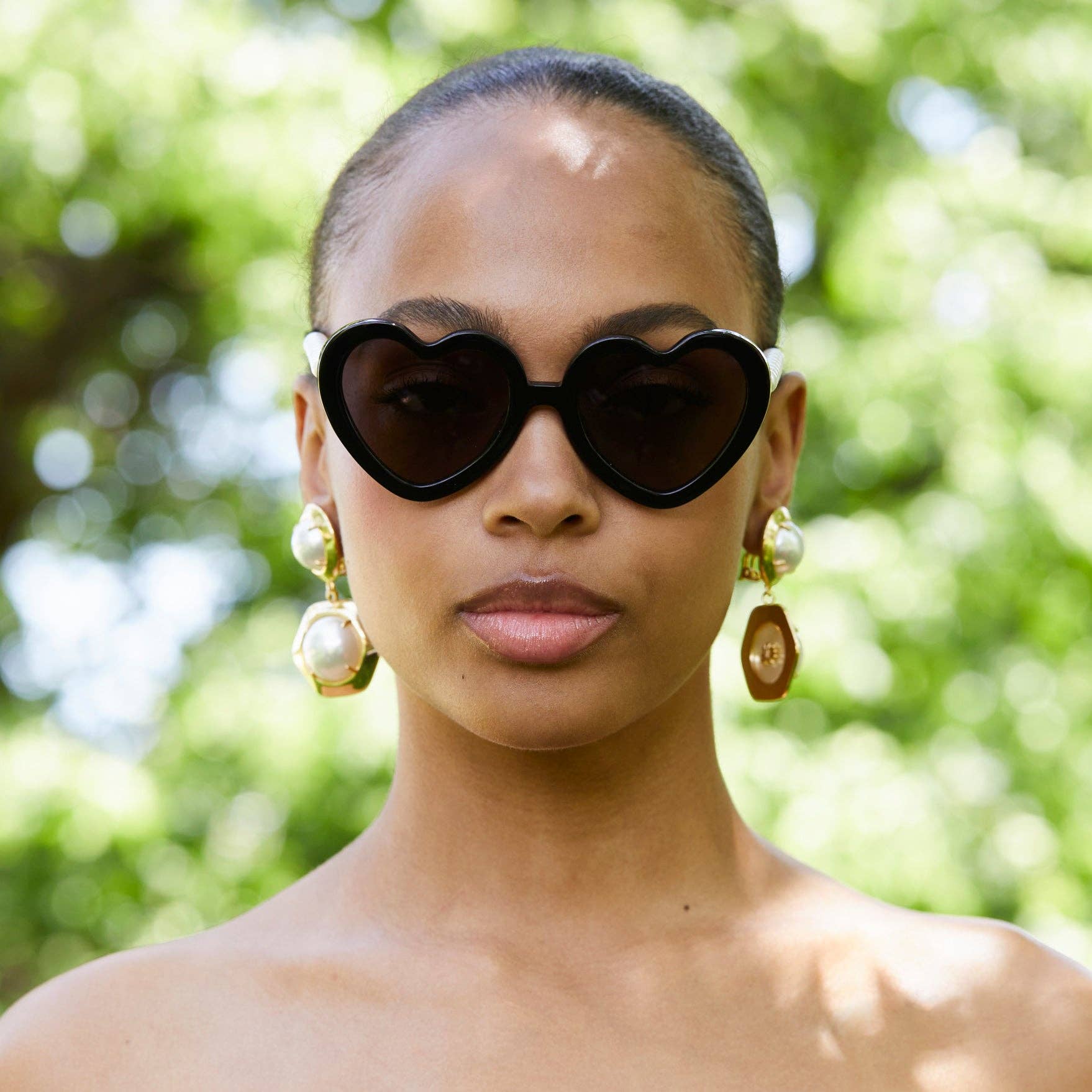 Lele SadoughiJet Pearl Sweetheart Sunglasses - Pearl Black  display picture 1