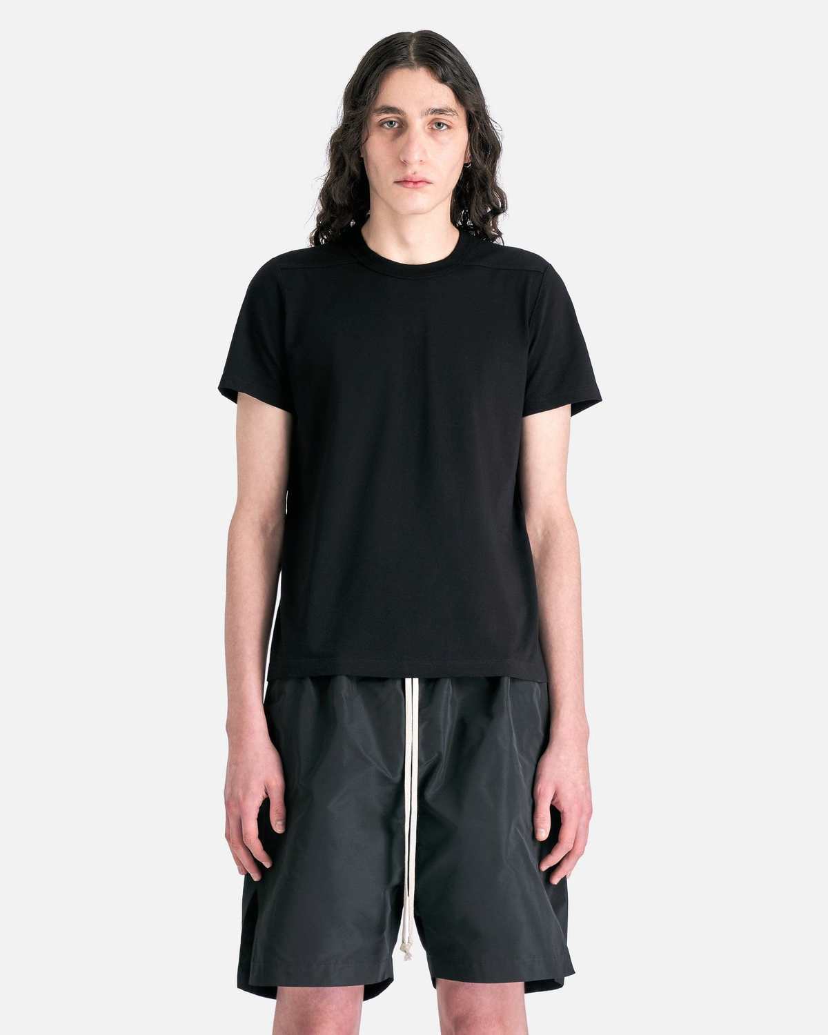 Short-Level-T-Shirt-in-Black-