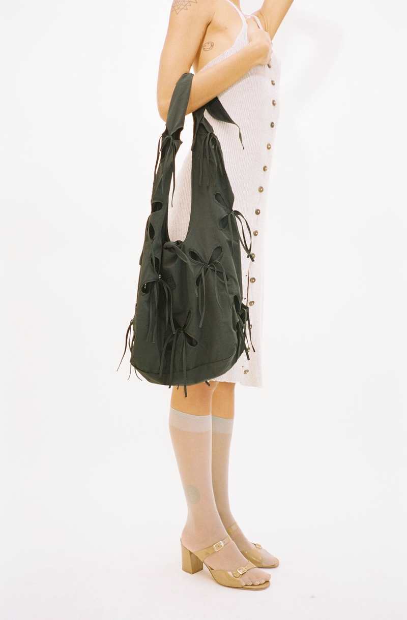 【関税込み】J.Kim ブラック Chilla Petal Bale バッグ Black Chilla Petal Bale Bag by J.Kim on Sale
