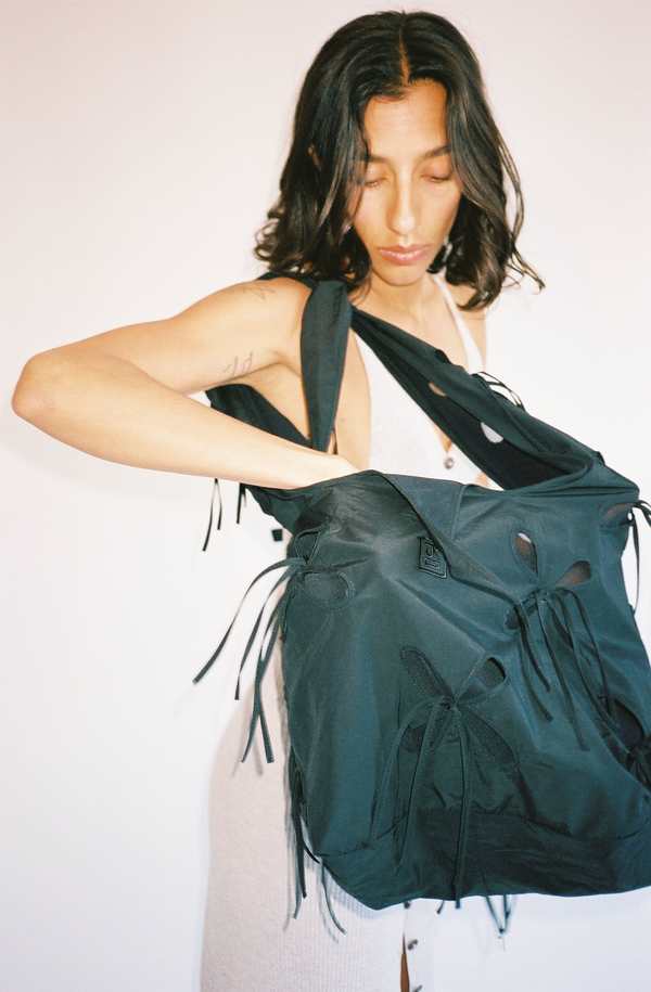 【関税込み】J.Kim ブラック Chilla Petal Bale バッグ J.Kim Chilla Bale Bag - Black | Garmentory