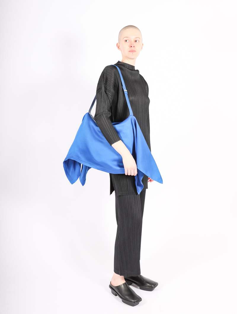 【送料&関税込】Issey Miyake Enclothe Square Blue Bag Issey Miyake Enveloping Square Bag - Blue | Garmentory