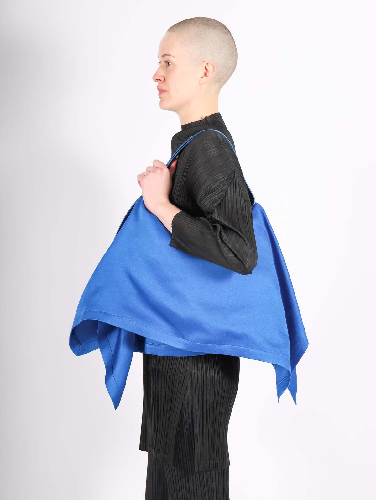【送料&関税込】Issey Miyake Enclothe Square Blue Bag Issey Miyake Enveloping Square Bag - Blue | Garmentory