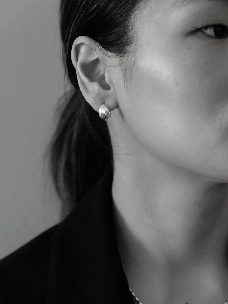 SOPHIE BUHAI REVERSIBLE HINGED HOOPS - Silver | Garmentory