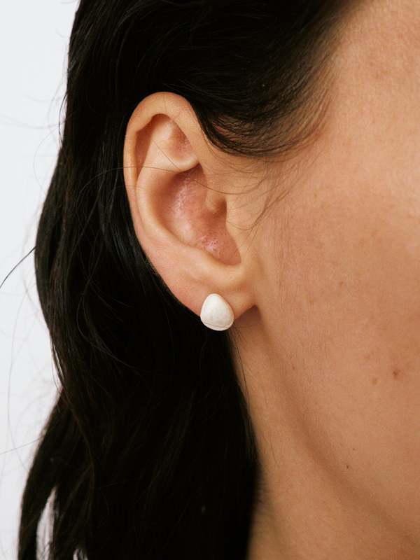OLIO E ACETO Mini Shell Earrings - Sterling Silver/Matte White