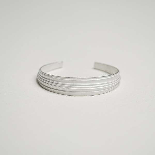 OLIO E ACETO Carved Cuff - Matte White