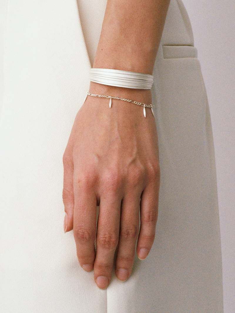 OLIO E ACETO Carved Cuff - Matte White