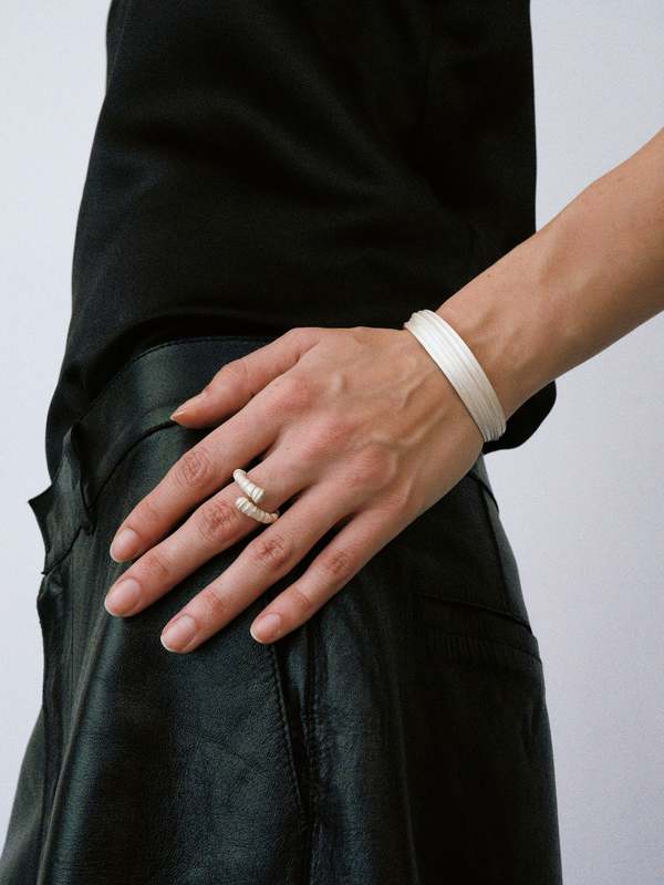OLIO E ACETO Carved Cuff - Matte White