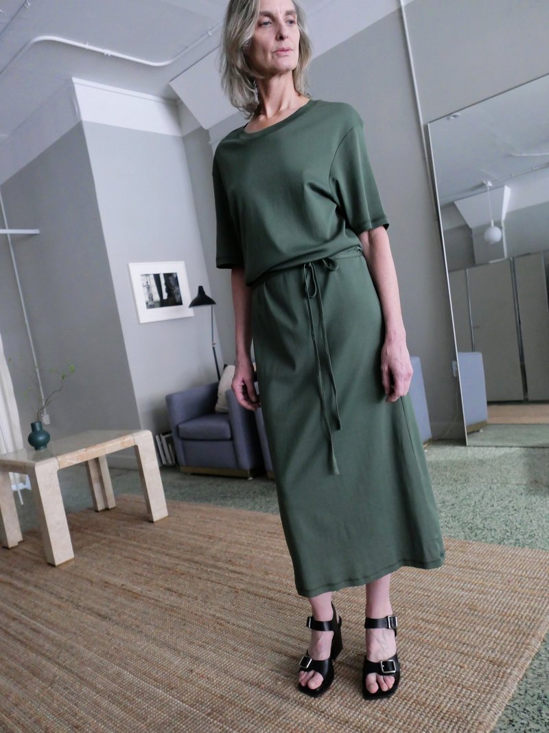 LEMAIRE RIBBED AND BELTED RIB T SHIRT DRESS - SMOKY GREEN