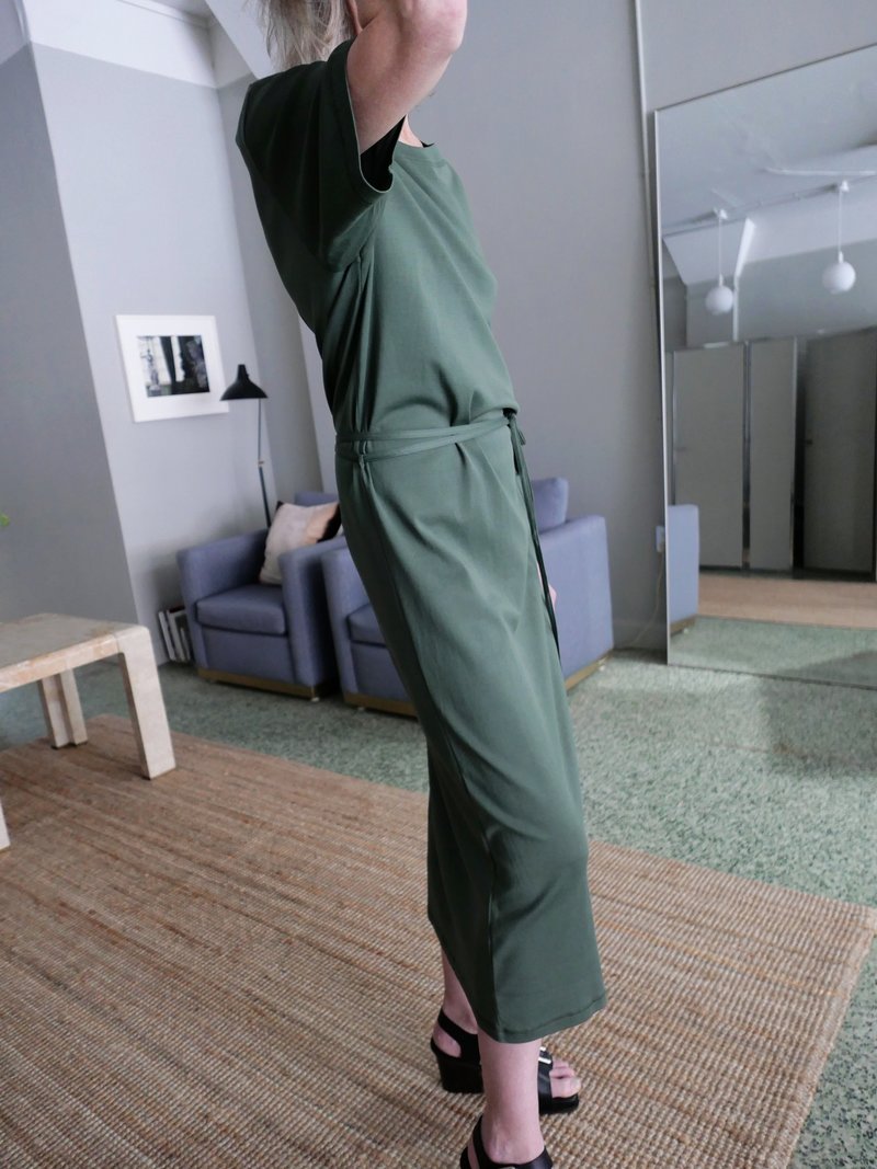 LEMAIRE RIBBED AND BELTED RIB T SHIRT DRESS - SMOKY GREEN
