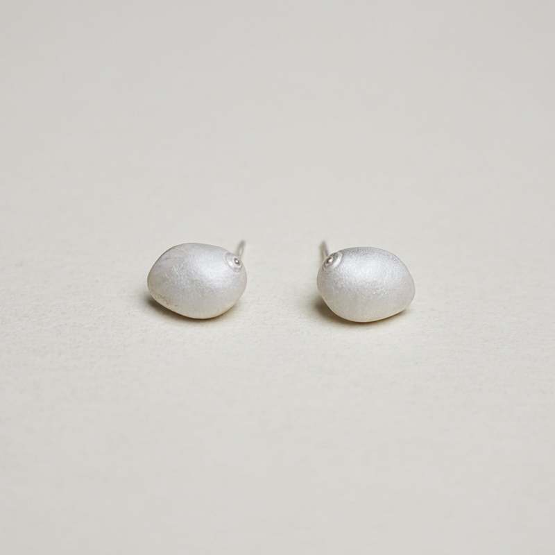 OLIO E ACETO Spiral Shell Earrings - Matte White