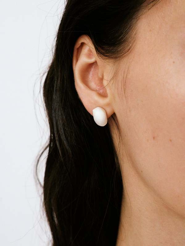 OLIO E ACETO Spiral Shell Earrings - Matte White