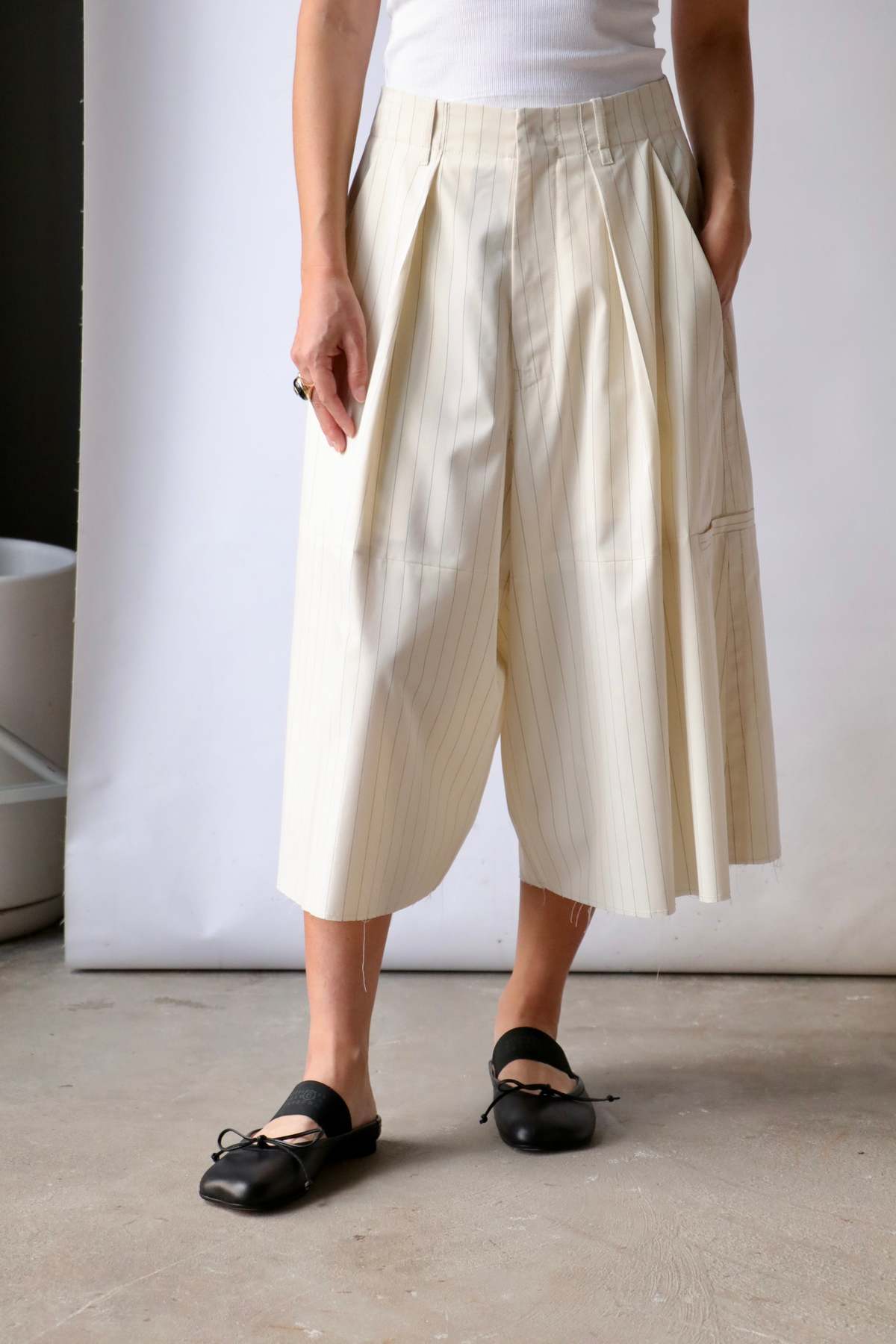 MM6 Maison Margiela Wide Leg Shorts in Off White/Black | Garmentory