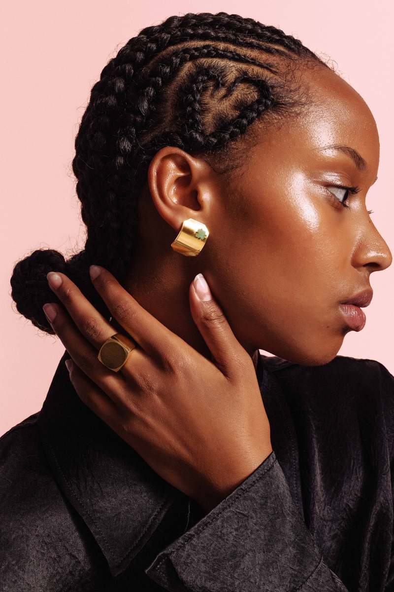 Wouters & Hendrix Curved ID Earrings with Chrysoprase - Gold Wouters & Hendrix Curved ID Earrings with Chrysoprase - Gold