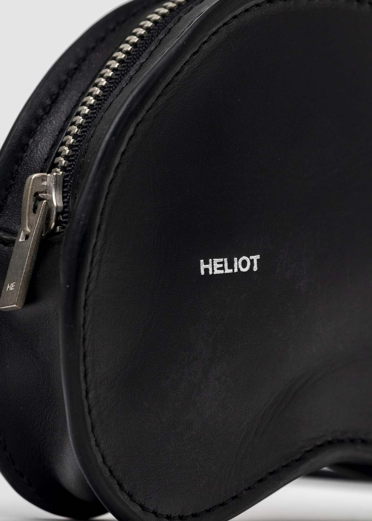 HELIOT EMIL Concave バッグ Heliot Emil Concave Pouch - Black | Garmentory