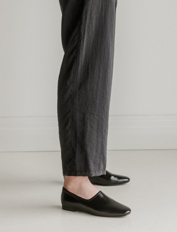 サンダル・ミュール LEMAIRE Black Leather Loafers Lemaire Leather Slippers - Black | Garmentory