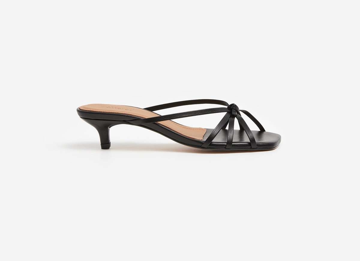 flattered eunisaサンダル Flattered Eunisa Sandal in Gold | REVOLVE