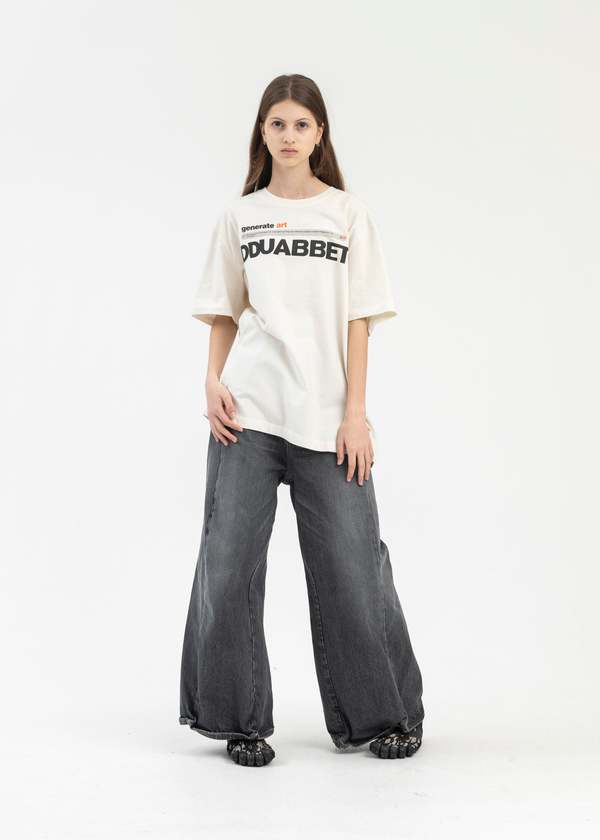 【関税込み】doublet オフホワイト AI Generated Tシャツ Doublet AI GENERATED DOUBLET LOGO T SHIRT - WHITE | Garmentory