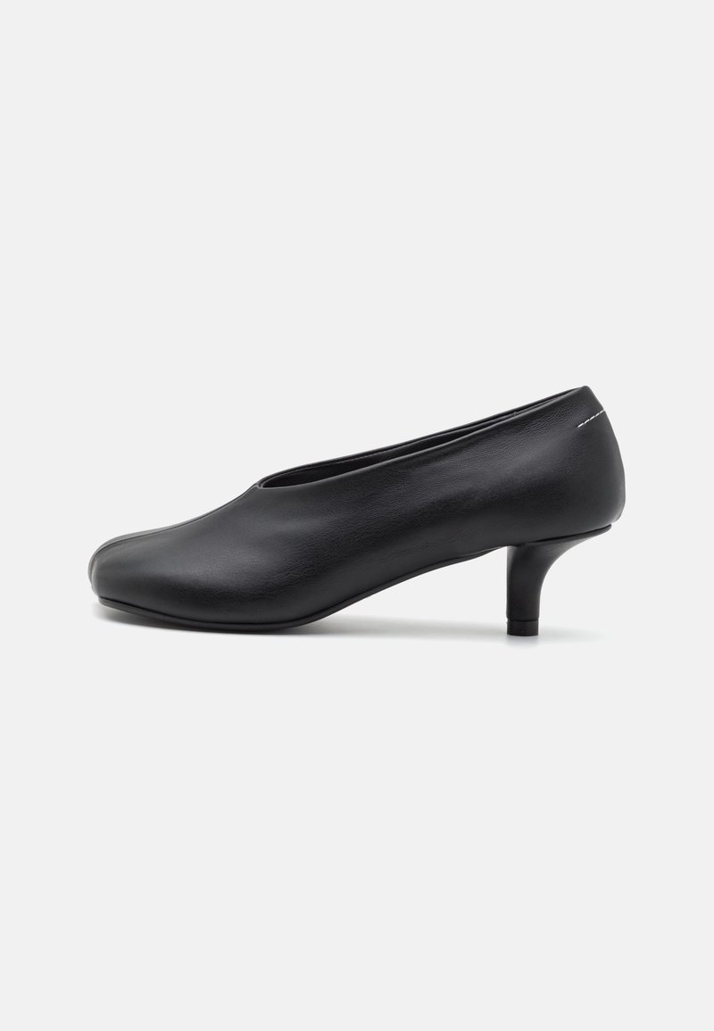 【送料&関税込】MM6 Maison Margiela Court Asymmetric Toe Pum 26617734_56475940_600.jpg