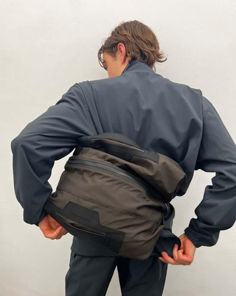 【関税込み】GR10K ブラウン 3L Microgrid バッグ GR10K Men's 3L Microgrid Shoulder Bag in Soil Brown GR10K