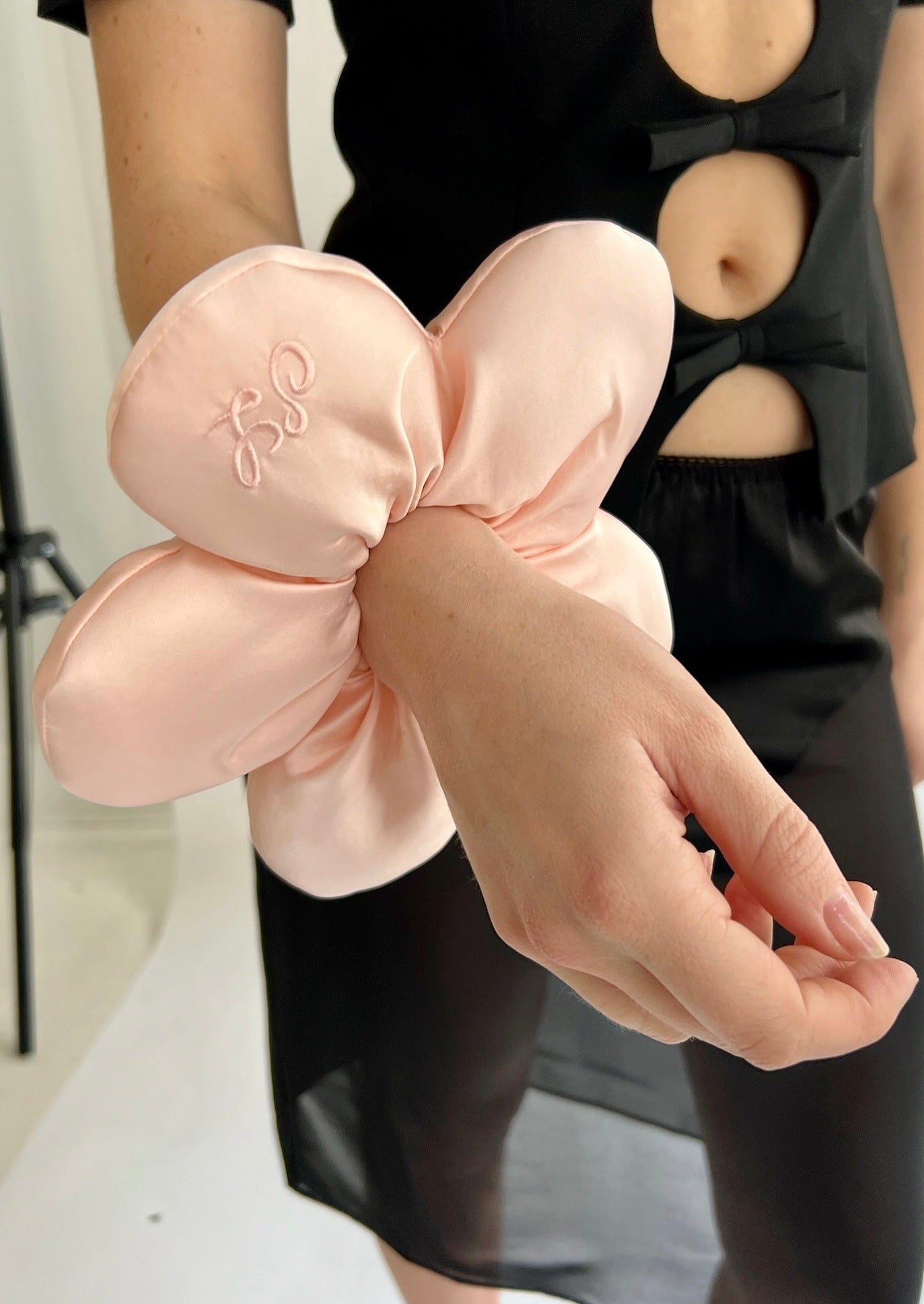 Brand new Sandy Liang flower power scrunchie Floral Hair Accessory Sandy Liang Flower Power 2.0 Scrunchie - Black | Garmentory main image 2
