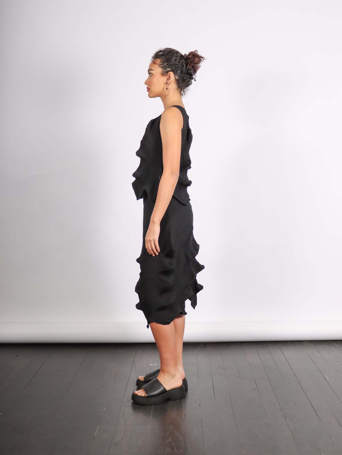 新品未使用LINKAGE ISSEY MIYAKE ブラックノースリーブニット Linkage Sleeveless Top in Black by Issey Miyake | Garmentory