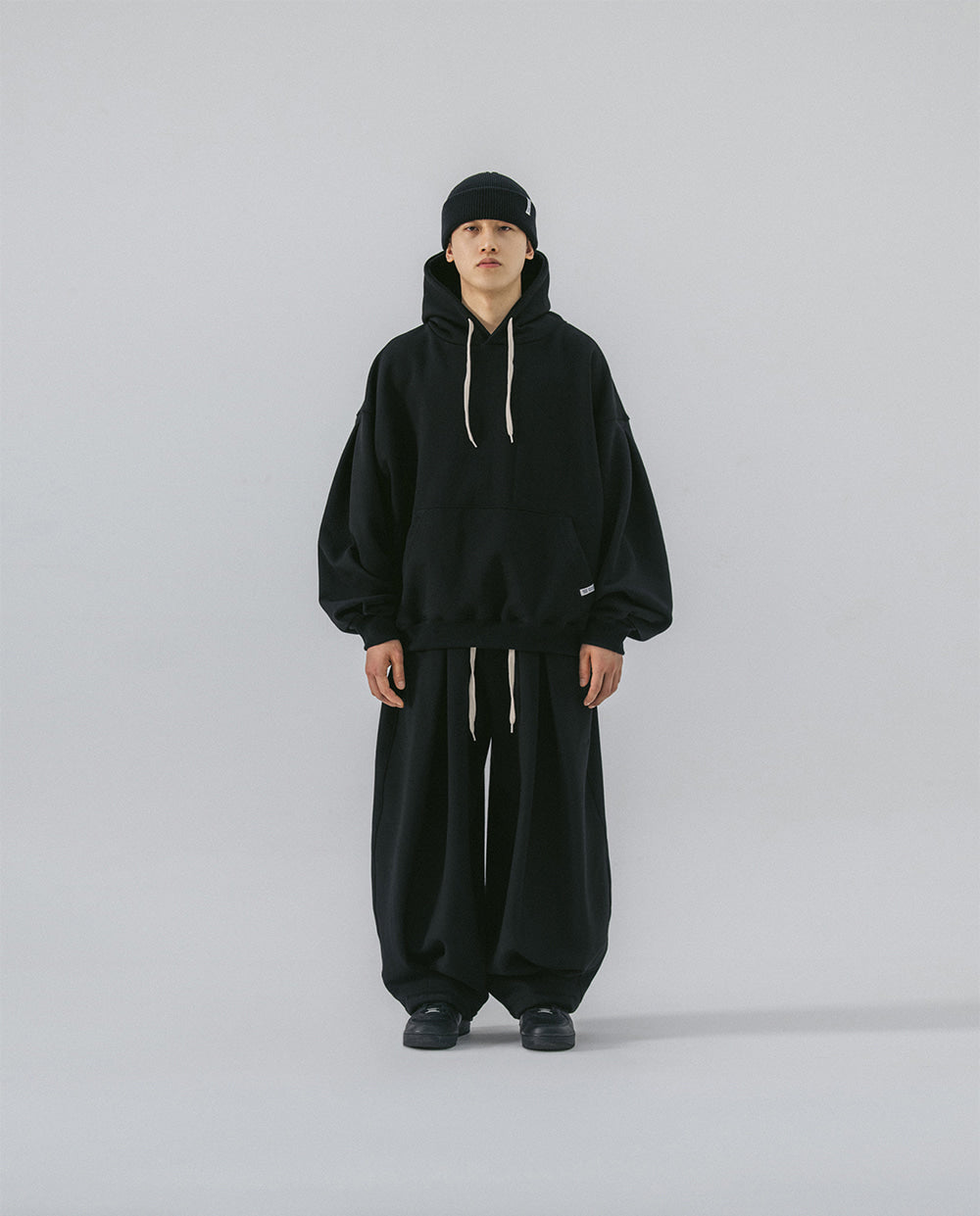 Anglan Valley Tuck Balloon Sweatpants - Black | Garmentory