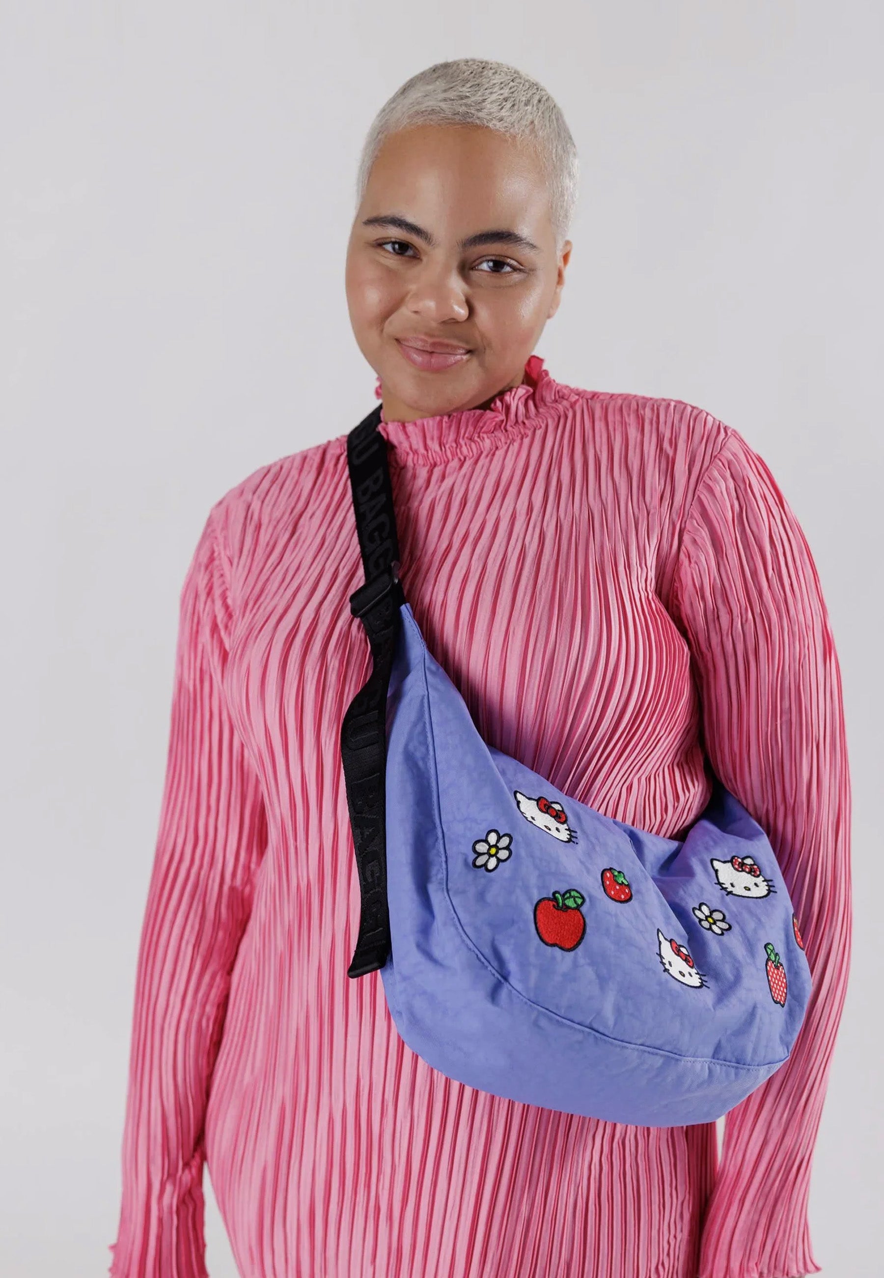 BAGGU  ミディアム ナイロン クレッセントバッグ ハローキティ キティ Medium Nylon Crescent Bag Embroidered Hello Kitty & Teddy - Baggu