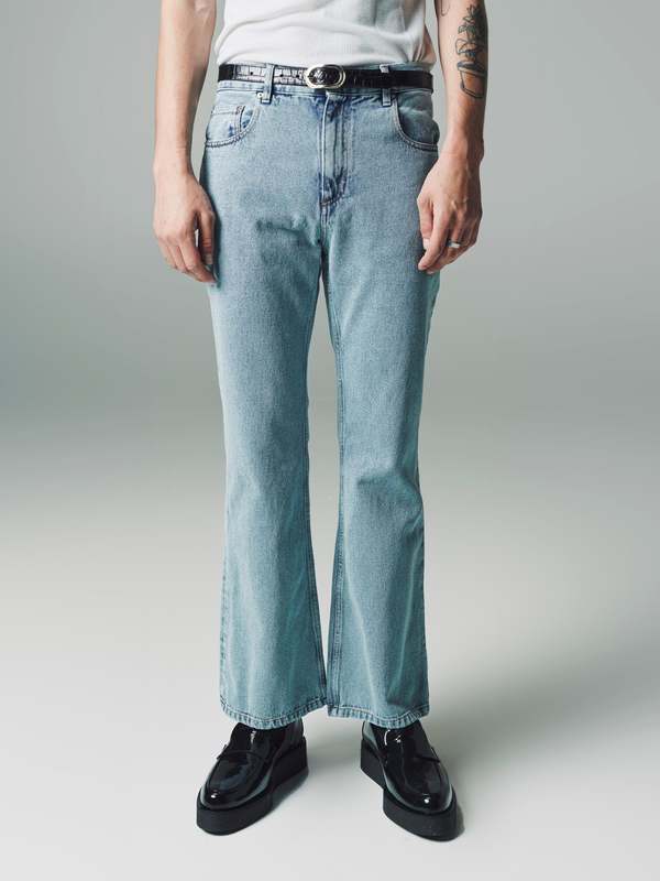 【関税込み】ERNEST W. BAKER ブルー フレアジーンズ Blue Flared Jeans by Ernest W. Baker on Sale