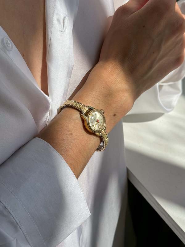 Vintage Stretch Band Wind-Up Watch Or/Rouge on Garmentory