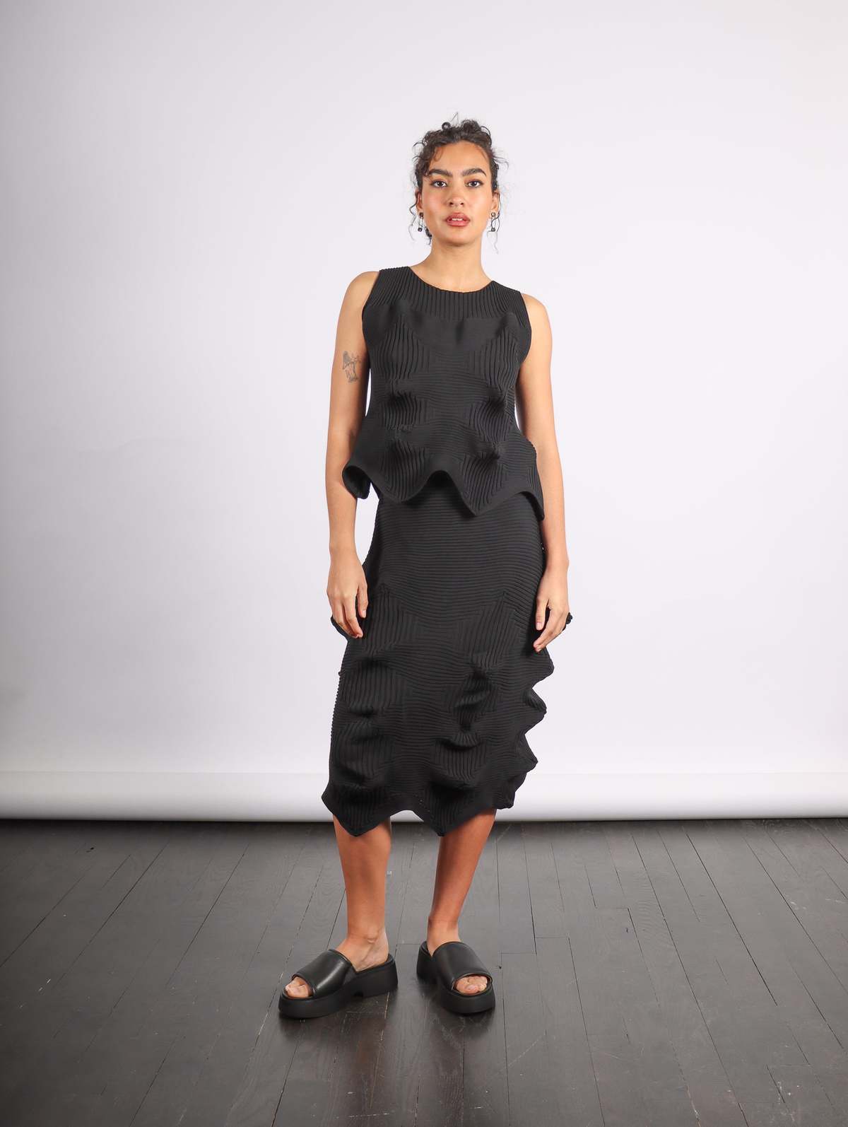 スカート ISSEY MIYAKE SS25 'Linkage' skirt (IM56KG783 15) Issey Miyake Linkage Skirt - Black | Garmentory