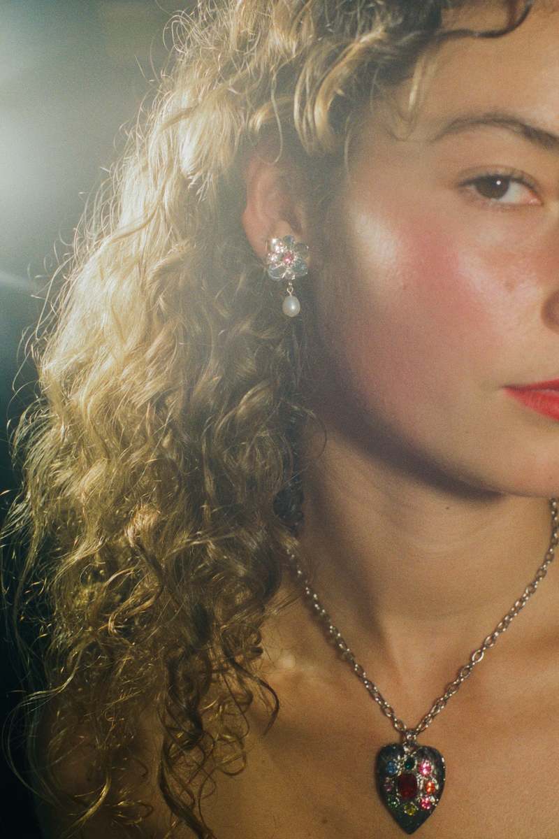 LA発 ! FLOWER PEARL DROP EARRINGS IN SILVER【MOND MONDO】 Mondo Mondo - Silver Flower Pearl Drop Earrings | MAIMOUN
