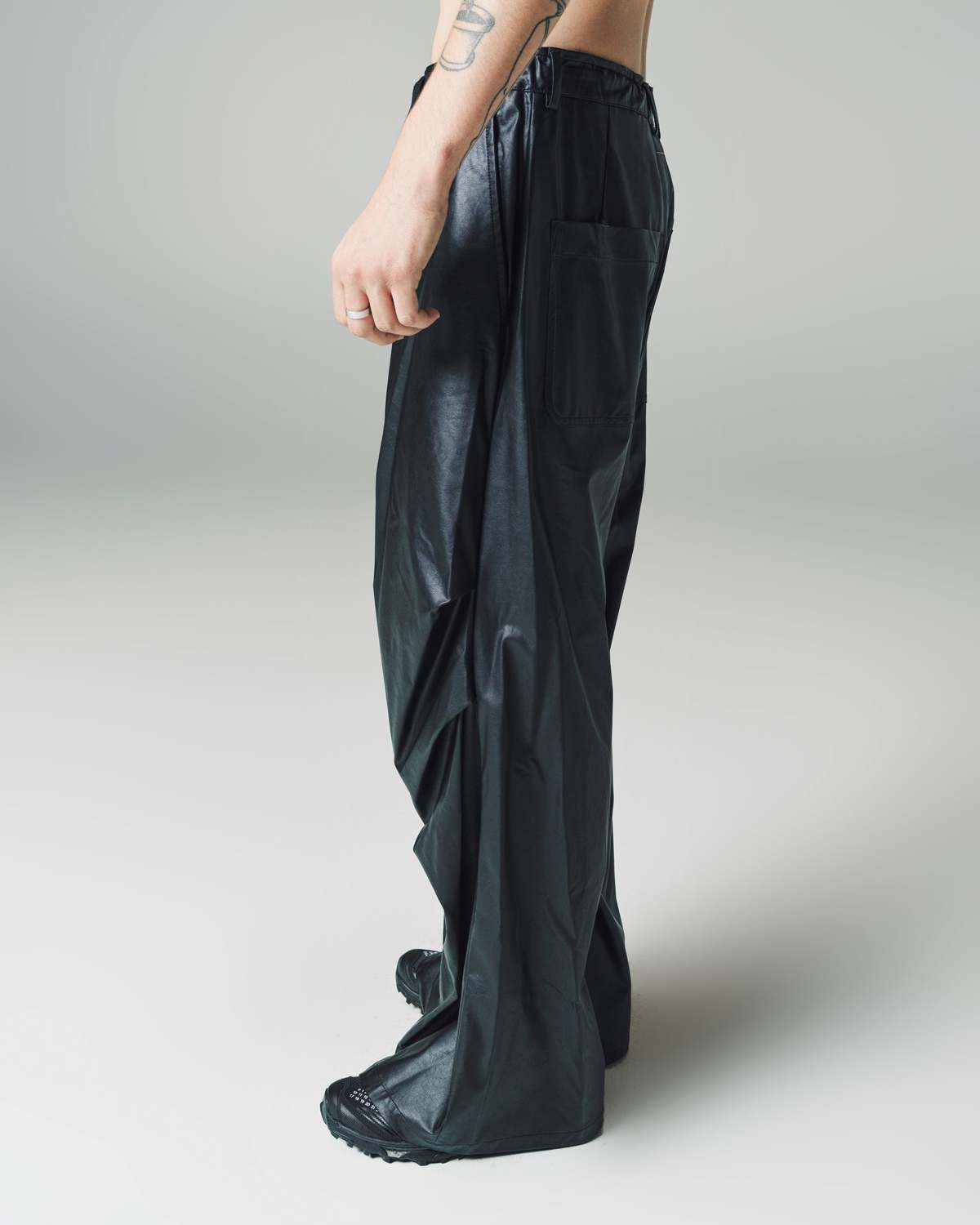 パンツ MAISON MARGIELA Woman Pants Black SI0KA0005S6030 900 Maison Margiela - Pants in Black – Stoy