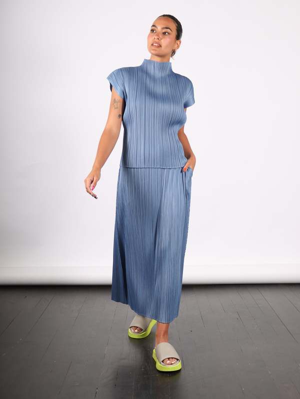 PLEATS PLEASE ISSEY MIYAKE 2024年6月 june MONTHLY COLORS : JUNE” Available in June MONTHLY COLORS