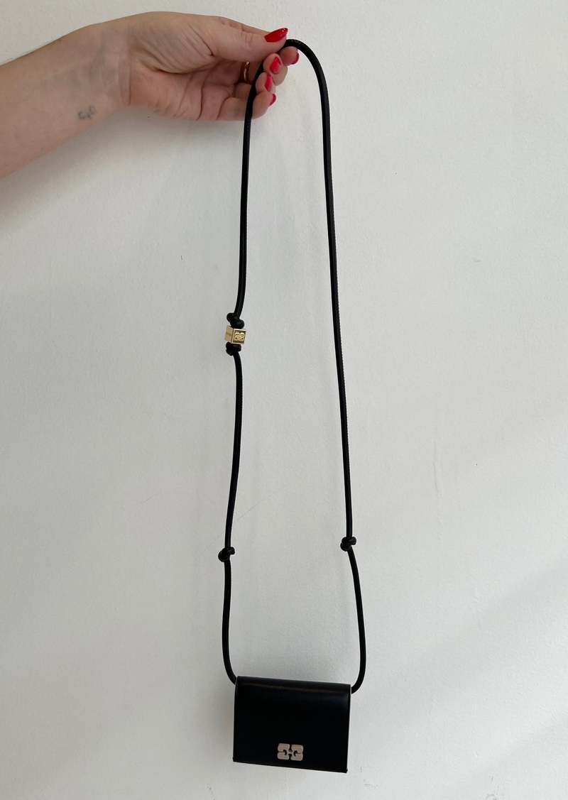 【GANNI】ブラック GANNI BOU ウォレット オン ストラップ Black Black GANNI Bou Wallet On Strap | GANNI (Global)
