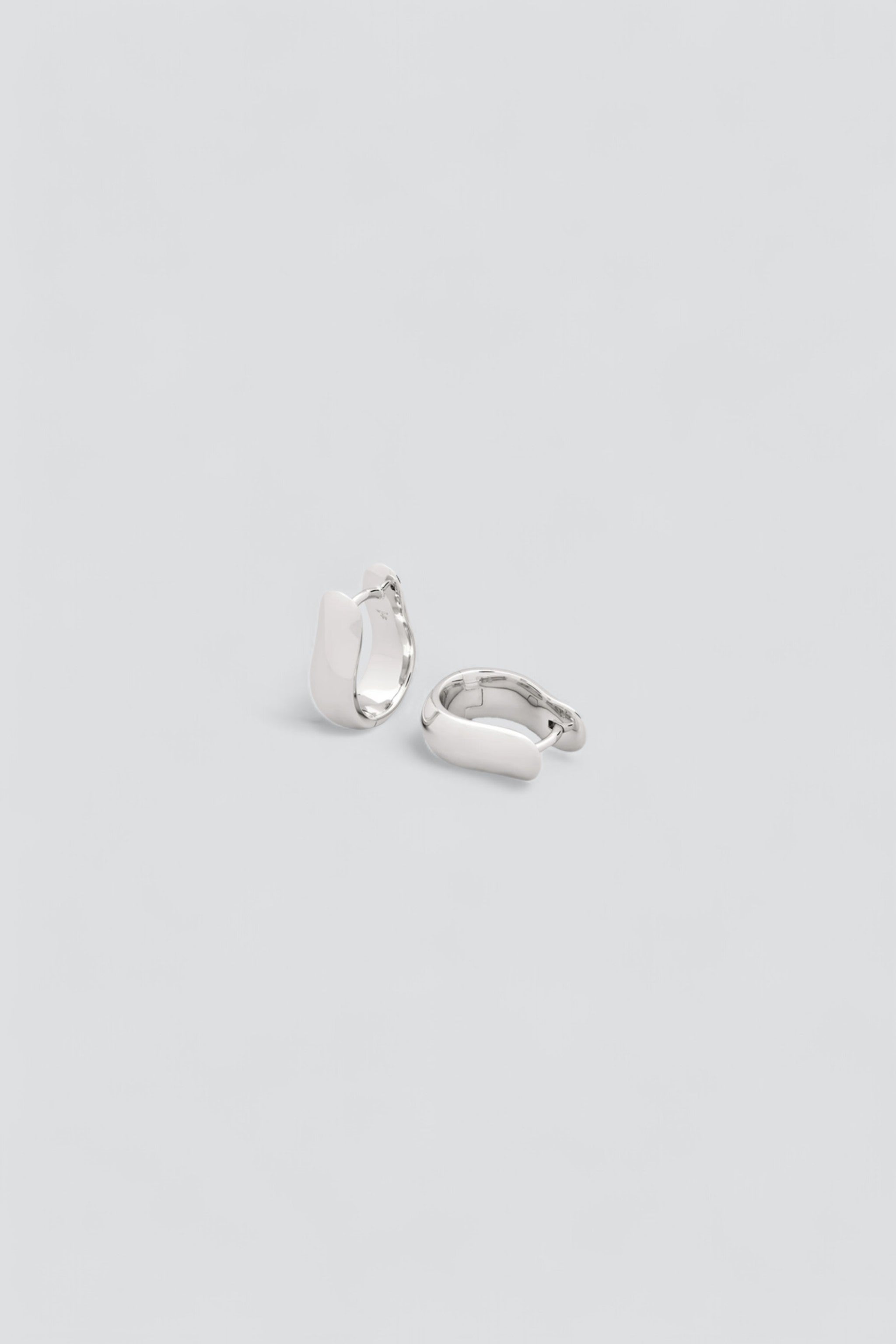 アクセサリー tomwood Oyster Hoops Small Silver Tom Wood Silver Oyster Hoops Small Earrings Tom Wood