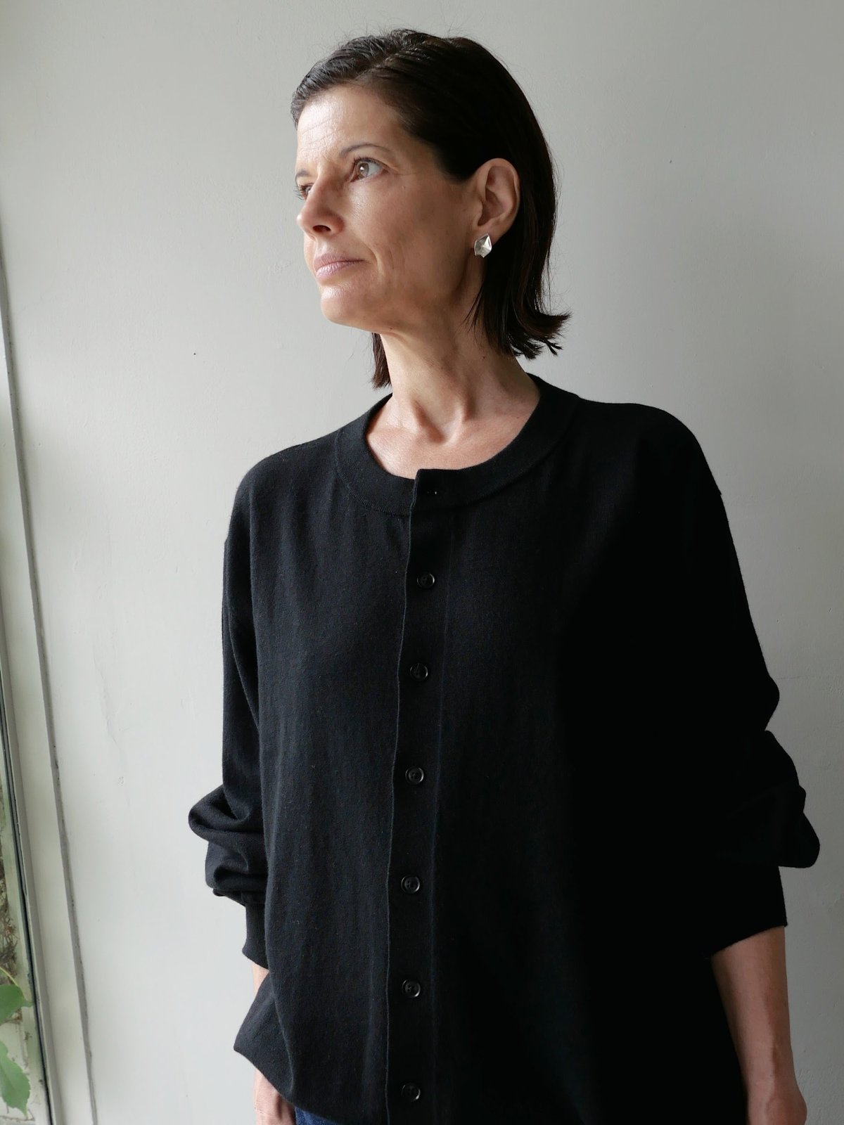 EXTREME CASHMERE n° 348 Zoe Sweater n° 348 Zoe Sweater — Raven – La Garçonne