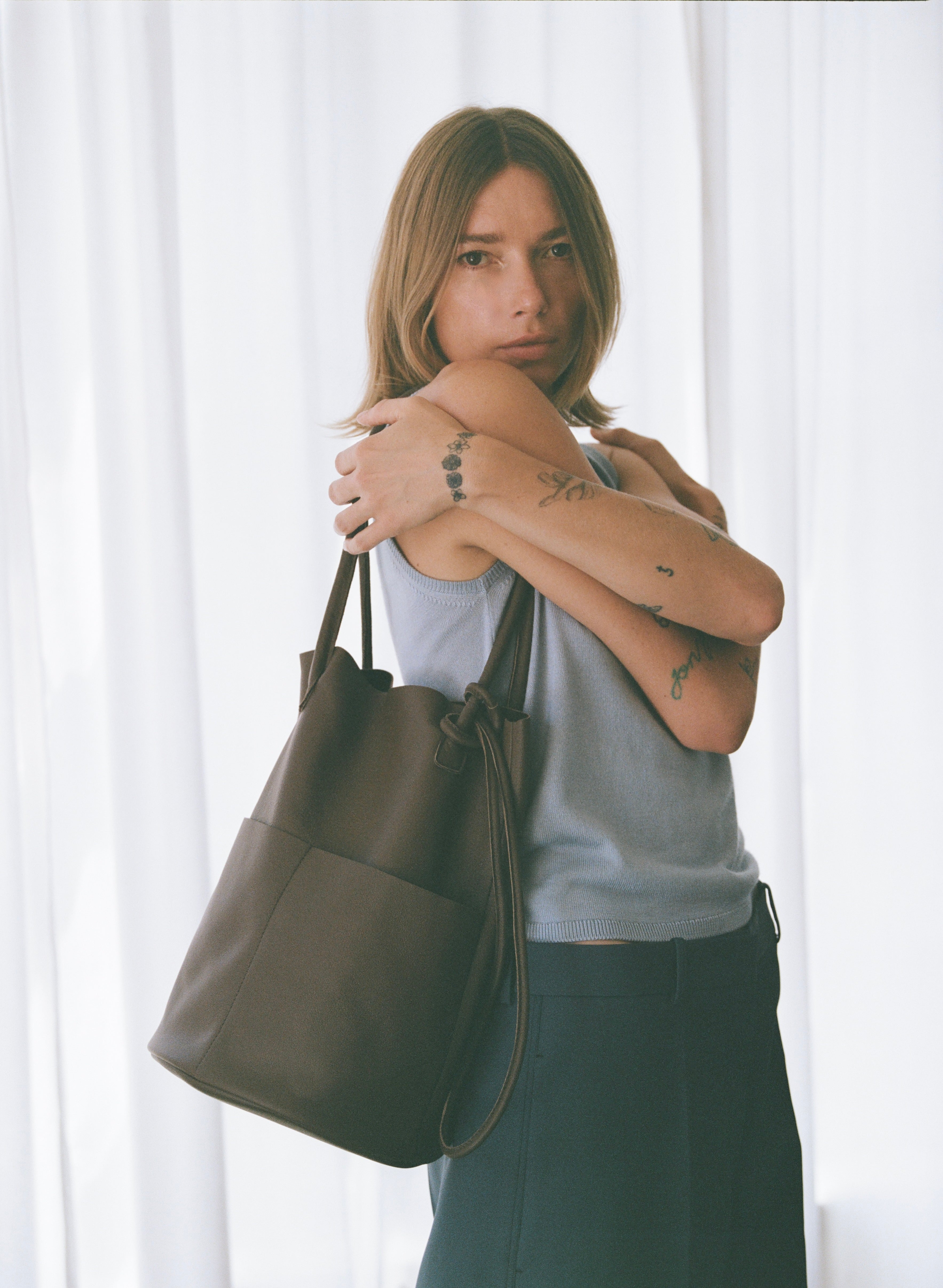 are studio アースタジオ barrel bag black are studio アースタジオ barrel bag black