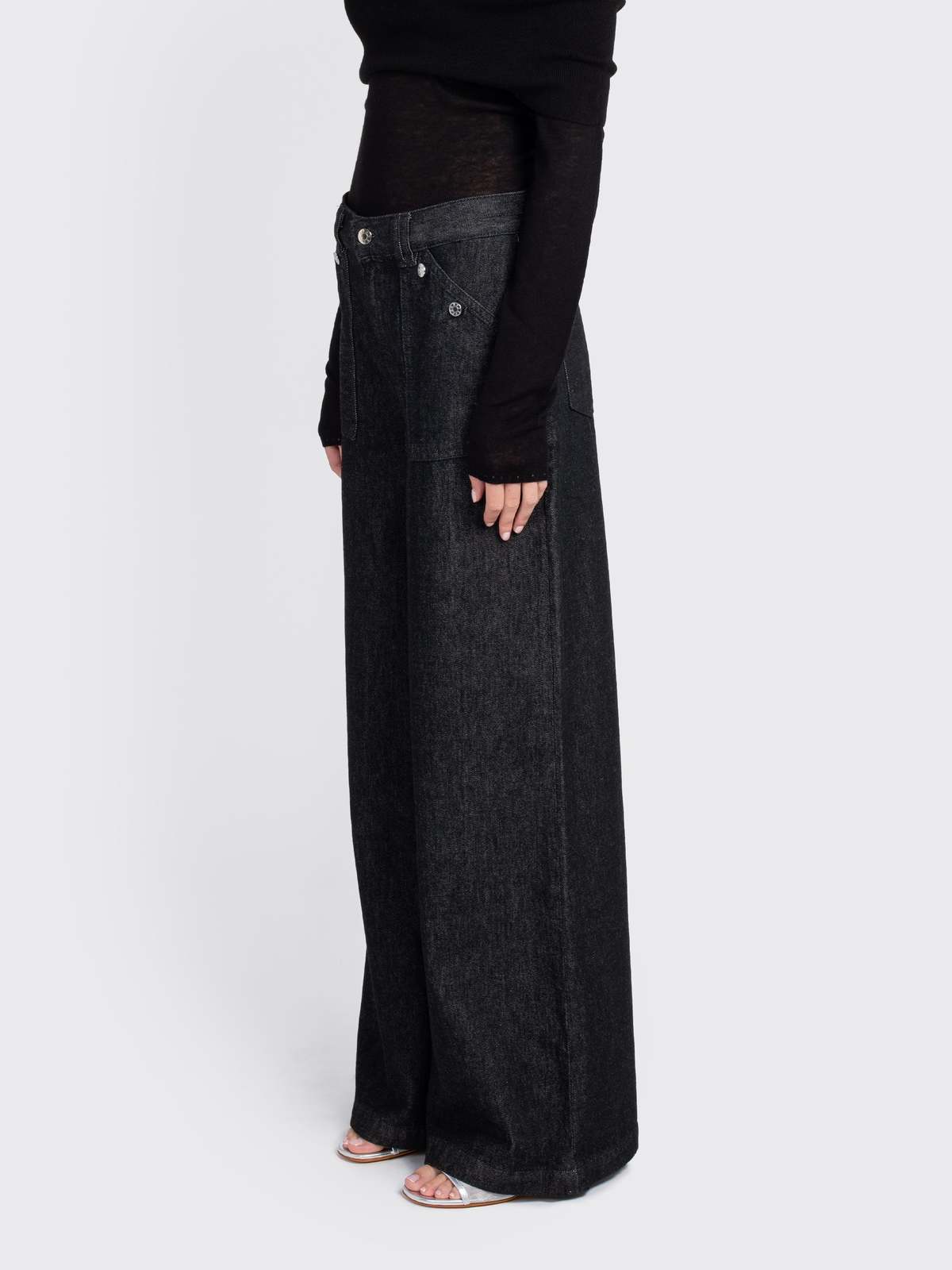 Loose-Buttoned-Jeans-