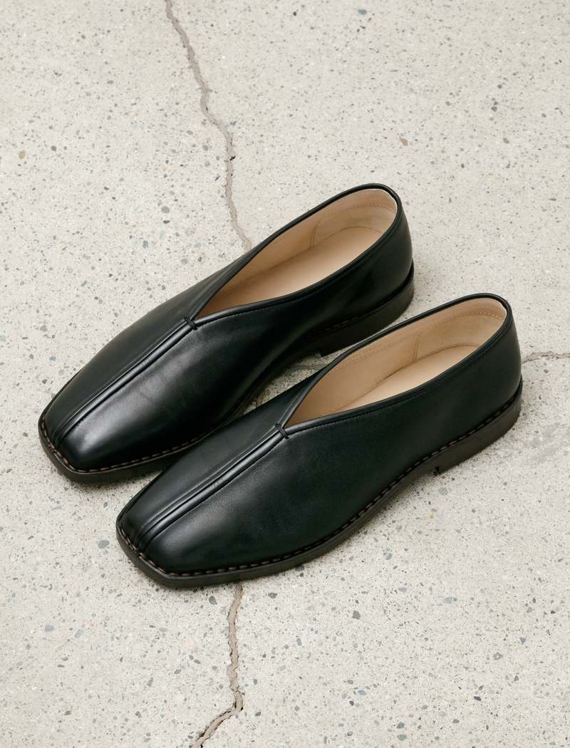 【関税込み】LEMAIRE ブラック Flat Piped スリッポン Lemaire - Flat Piped Slippers in Black – Stoy